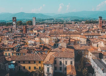 Orașul Lucca, situat în inima Toscanei, este un oraș fermecător și plin de istorie